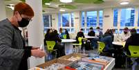 Testes de coronavírus são aplicados em escola de Dresden, na Alemanha  Foto: Matthias Rietschel / Reuters