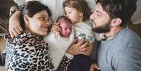 Chay Suede anunciou o nascimento de seu segundo filho com Laura Neiva nesta quinta-feira (18)  Foto: Reprodução/Instagram