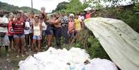 Corpos achados pelos moradores em São Gonçalo   Foto: MARCOS PORTO/AGÊNCIA O DIA / Estadão