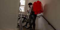 Para complementar a renda, a universitária Franciele faz entregas de bicicleta  Foto: Tiago Coelho/BBC / BBC News Brasil