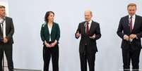 Da esq. para a dir.: Robert Habeck e Annalena Baerbock, líderes do Partido Verde; Olaf Scholz, do SPD; e Christian Lindner, do FDP  Foto: DW / Deutsche Welle