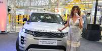 Paula Fernanda e o novo Evoque  Foto: JLR / Divulgação