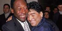 Pelé publicou foto abraçando Maradona para homenagear ex-atleta (Reprodução / Twitter)  Foto: Lance!