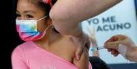 Criança recebe dose da vacina contra Covid-19 CoronaVac em escola pública em Concón, no Chile
REUTERS/Rodrigo Garrido  Foto: Reuters