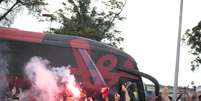 Torcida do Flamengo fez muita festa antes do embarque do time para o Uruguai  Foto: Vinicius Lima / Futura Press