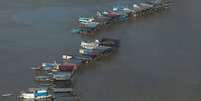 As balsas reviram o leito do rio em busca de ouro  Foto: Reuters / BBC News Brasil