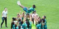 Jogadoras da da Seleção Brasileira de Futebol Feminino fazem homenagem para Formiga  Foto: Paulo Binda / Gazeta Press