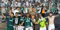 Jogadores do Palmeiras foram até a arquibancada para curtir com a torcida (Foto: Cesar Greco/Palmeiras)  Foto: Lance!