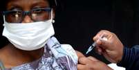 Profissional de saúde aplica vacina contra Covid-19 em Johanesburgo
20/08/2021 REUTERS/ Sumaya Hisham  Foto: Reuters