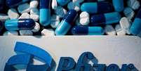 Logo da Pfizer ao lado de comprimidos fabricados pela farmacêutica em foto de ilustração
29/09/2021 REUTERS/Dado Ruvic  Foto: Reuters