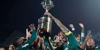 Jogadores do Palmeiras levantam troféu da Copa Libertadores em Montevidéu
27/11/2021 REUTERS/Agustin Marcarian  Foto: Reuters