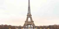 Sete estátuas de bode em homenagem a Messi foram expostas em frente à Torre Eiffel (Divulgação)  Foto: Lance!
