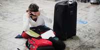 Passageira no Aeroporto Internacional de Joanesburgo tenta achar voos  Foto: DW / Deutsche Welle