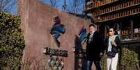 Pessoas caminham em frente à sede do comitê organizador dos Jogos Olímpicos e Paraolímpicos de Inverno de 2022 em Pequim, na China
REUTERS/Thomas Peter  Foto: Reuters