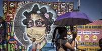 Mural sobre pandemia em Johanesburgo, na África do Sul, país onde foi descoberta a variante Ômicron  Foto: EPA / Ansa - Brasil