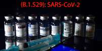 Imagem ilustrativa mostra ampolas de vacinas contra o coronavírus com o nome da variante Ômicron  Foto: Kevin David/A7 Press / Estadão