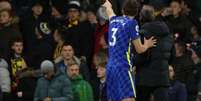 Marcos Alonso, do Chelsea, avisou ao árbitro sobre o torcedor que passou mal (Foto: ADRIAN DENNIS / AFP)  Foto: Lance!