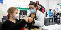 Criança recebe vacina contra covid-19
26/11/2021 REUTERS/Christinne Muschi  Foto: Reuters
