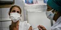 Enfermeira aplica dose da vacina Soberana-02 em profissional de saúde durante ensaio clínico do imunizante em Havana
24/03/2021
Ramon Espinosa/Pool via REUTERS  Foto: Reuters