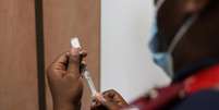 Agente de saúde prepara dose da vacina contra Covid-19 em Dutywa, na África do Sul
29/11/2021 REUTERS/Siphiwe Sibeko  Foto: Reuters