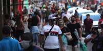 Pedestres usando máscaras caminham em rua comercial de São Paulo
11/06/2020 REUTERS/Amanda Perobelli  Foto: Reuters