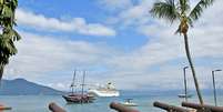 Turistas do navio de cruzeiro Costa Fascinosa desembarcam em Ilhabela, na abertura da temporada de cruzeiros. Muitos estavam com máscara, apesar do decreto municipal ter liberado a exigência do protetor facial em lugares abertos, como as praias  Foto: Paulo Stefani/PMI Divulgação / Estadão