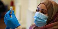 Enfermeira prepara vacina  Foto: Getty Images / BBC News Brasil