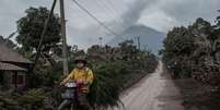 O Monte Semeru também entrou em erupção em janeiro deste ano, levantando uma grande nuvem de cinzas  Foto: AFP / BBC News Brasil