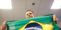 João Doria posa para foto com a bandeira do Brasil  Foto: Adriano Machado / Reuters