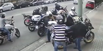 Imagens registradas por uma câmera de segurança mostram 11 homens em 6 motos abordando 2 motoqueiros.  Foto: reprodução / redes sociais