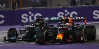 Lewis Hamilton e Max Verstappen se tocaram na Ar&aacute;bia Saudita   Foto: Mercedes / Grande Pr&ecirc;mio