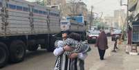 Patrick Zaki abraça sua mãe após deixar delegacia no Egito  Foto: ANSA / Ansa - Brasil
