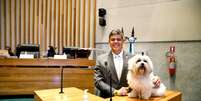 Daniel Donizet com seu cachorro, Beethoven, na Câmara Legislativa do DF  Foto: Mardônio Vieira / Câmara Legislativa do Distrito Federal