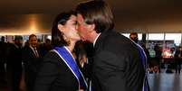 Michelle beija Jair Bolsonaro ao receber 3ª honraria das mãos do marido  Foto: Alan Santos/PR