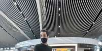 Douglas Souza posou no aeroporto na Itália  Foto: Reprodução/Instagram