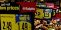 Cartazes com preços de mercadorias em loja em Pasadena, Califórnia, EUA
01/12/2016
REUTERS/Mario Anzuoni  Foto: Reuters