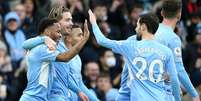 Sterling cobrou pênalti com categoria para fazer gol da vitória do Manchester City (Foto: NIGEL RODDIS / AFP)  Foto: Lance!