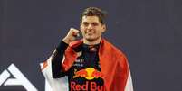 Max Verstappen tomou a lideran&ccedil;a de Lewis Hamilton na &uacute;ltima volta para garantir t&iacute;tulo de 2021 da F1   Foto: Kamran Jebreili/Getty Images / Grande Pr&ecirc;mio