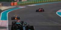 Hamilton &agrave; frente das Red Bulls, uma cena que foi a t&ocirc;nica da maior parte da corrida  Foto: Mercedes / Twitter 