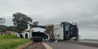 Caminhão-cegonha tomba com 11 carros na Anhanguera   Foto: TV Anhanguera 
