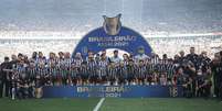 O título Brasileiro de 2021 colocou o Galo de volta ao protagonismo nacional, enquanto o maior rival, o Cruzeiro, sofre na Série B pelo terceiro ano seguido-(Foto: Pedro Souza / Atlético-MG)  Foto: Lance!