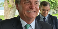 Em conversa com apoiadores na manhã desta terça, presidente repercutiu boato falso de suposta redução salarial de âncora do JN  Foto: Reprodução / Foco do Brasil/Youtube