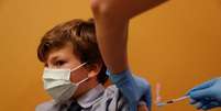 Menino de 9 anos é vacinado contra a Covid-19 em Madri, na Espanha
15/12/2021 REUTERS/Susana Vera  Foto: Reuters