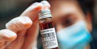 Em entrevista à BBC News Mundo, John Swartzberg, alerta sobre o risco representado por pessoas que não se vacinam.  Foto: Getty Images / BBC News Brasil