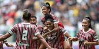 O São Paulo venceu o Santos por 3 a 2 e ficou com a taça (Gabriela Montesano / saopaulofc.net)  Foto: Lance!