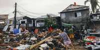 Uma moradora de Surigao em meio aos escombros  Foto: EPA / Ansa - Brasil