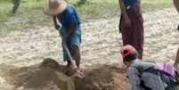 Registro mostra aldeões cavando covas para enterrar vítimas de massacres cometidos por militares de Mianmar  Foto: BBC News Brasil