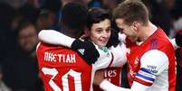 Jogadores do Arsenal celebram vitória na Copa da Liga Inglesa  Foto: David Klein / Reuters