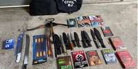 Facas, arco e flecha e livros sobre o nazismo foram apreendidos em opera&ccedil;&atilde;o contra grupos de neonazismo  Foto: Divulga&ccedil;&atilde;o MPRJ / BBC News Brasil