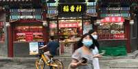 Somente uma pessoa de cada casa em Xian, na China, pode sair a cada dois dias para as compras essenciais  Foto: DW / Deutsche Welle